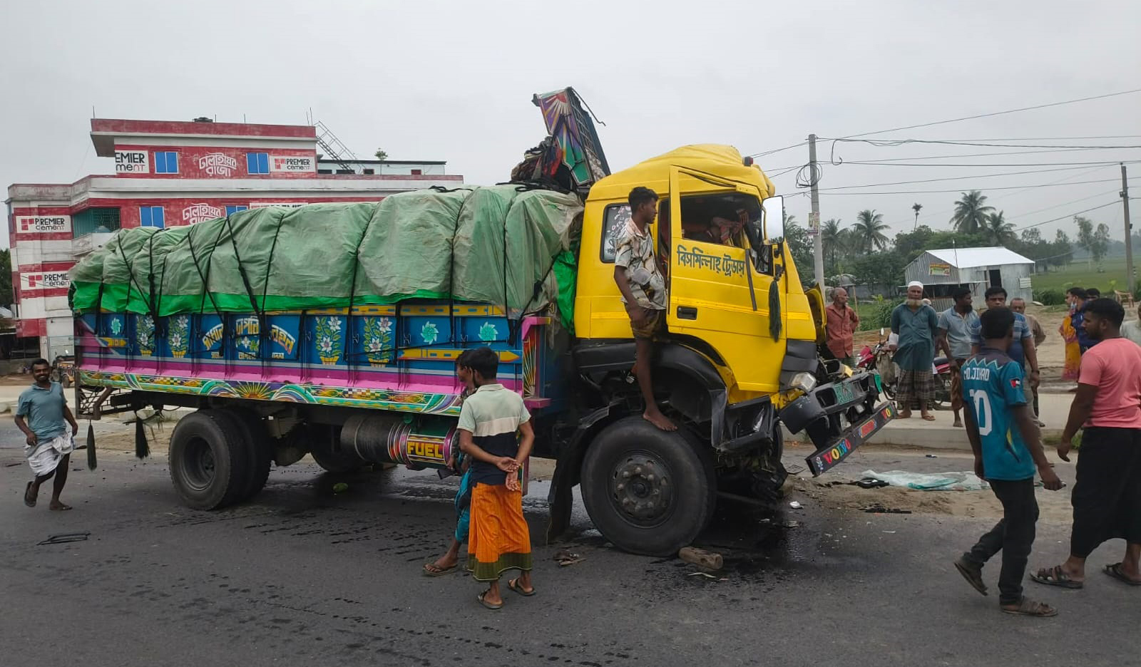 চান্দাইকোনা ট্রাফিক পুলিশের খামখেয়ালি সিগন্যালে বারবার দূর্ঘটনার - কর্তৃপক্ষের  হস্তক্ষেপ কামনা