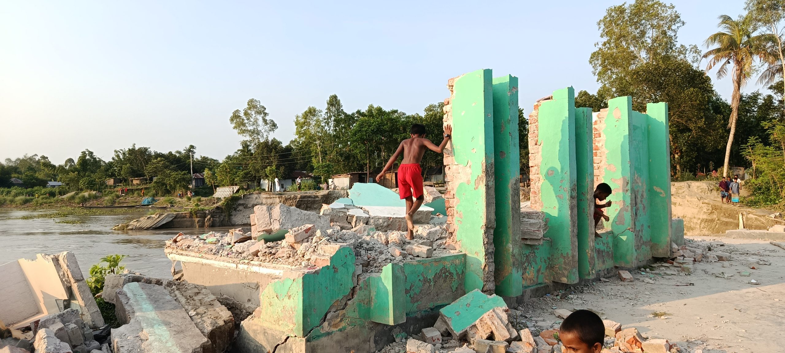 নাগরপুরের সলিমাবাদে যমুনা নদীর তীব্র ভাঙন