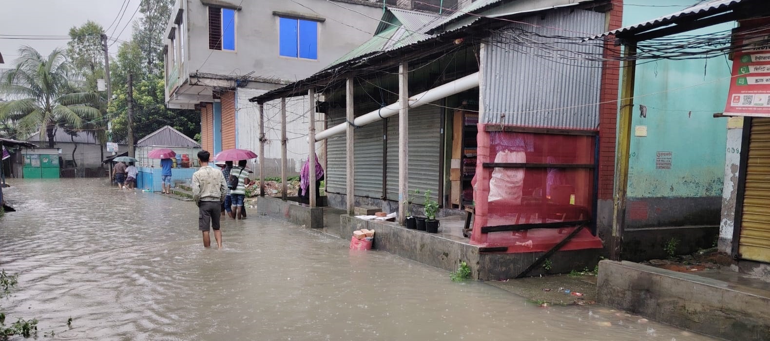 কালিয়াকৈরে অতি ভারী টানা বৃষ্টি বর্ষণে জলাবদ্ধতা সৃষ্টি,বসতবাড়ি দোকান রাস্তায় পানি বন্ধী