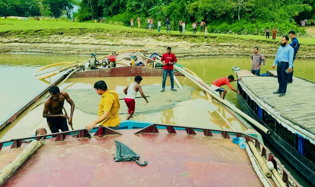 গোয়াইনঘাটে অবৈধ বালু উত্তোলনের বিরুদ্ধে অভিযান: ৮ ড্রেজার ধ্বংস