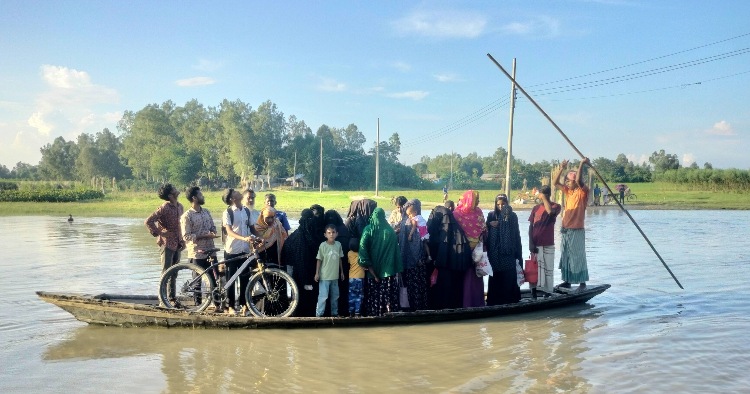 ভূঞাপুরে সংযোগ সেতু না থাকায় ঝুঁকিপূর্ণ খেয়া নৌকায় পারাপারে ভোগান্তি